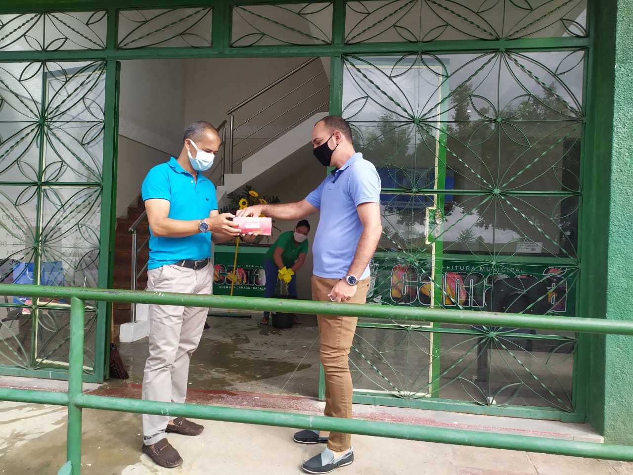 Camacã: Prefeito Paulo do Gás recebe funcionários com bombons
